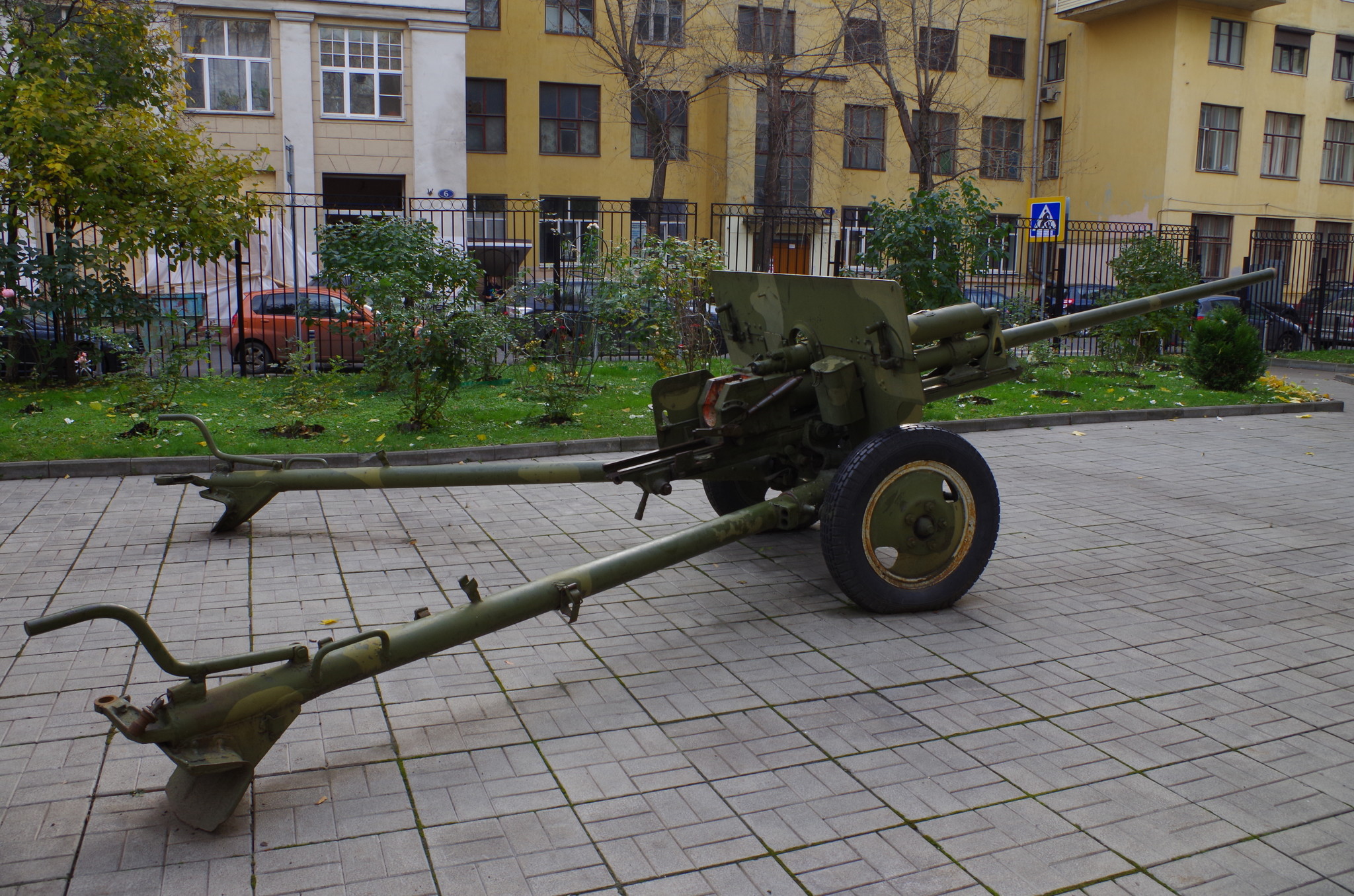 57-мм противотанковая пушка (ЗИС-2) в школьном дворе (Старопименовский переулок, дом 5)