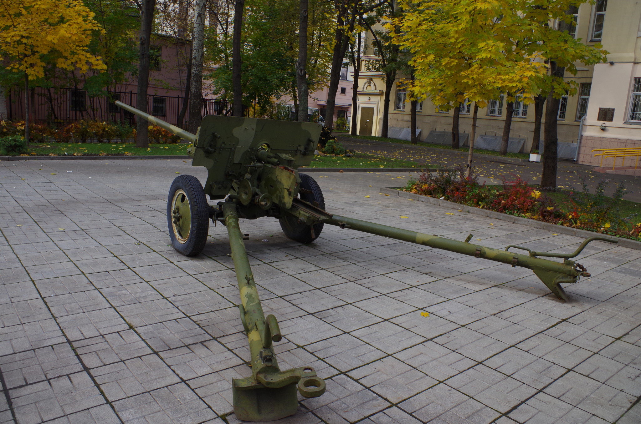 57-мм противотанковая пушка (ЗИС-2) в школьном дворе (Центр образования 175)
