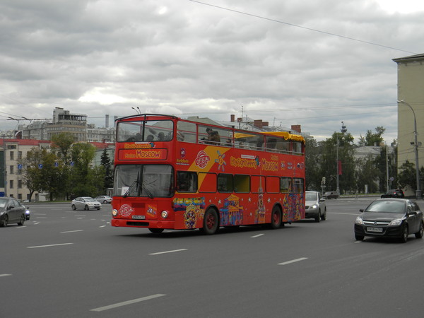 Двухэтажный автобус на экскурсии по улицам Москвы
