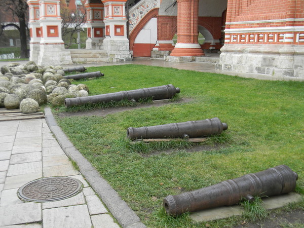 Пушки у Собора Покрова Пресвятой Богородицы, что на Рву