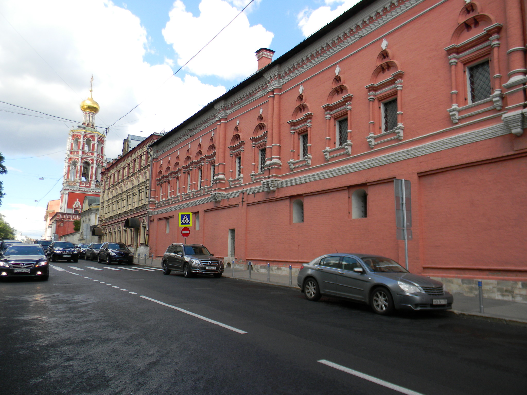 Нарышкинские палаты с надвратной церковью Высоко-Петровского монастыря