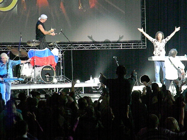 Smokie: Стив Пиннела с российским флагом