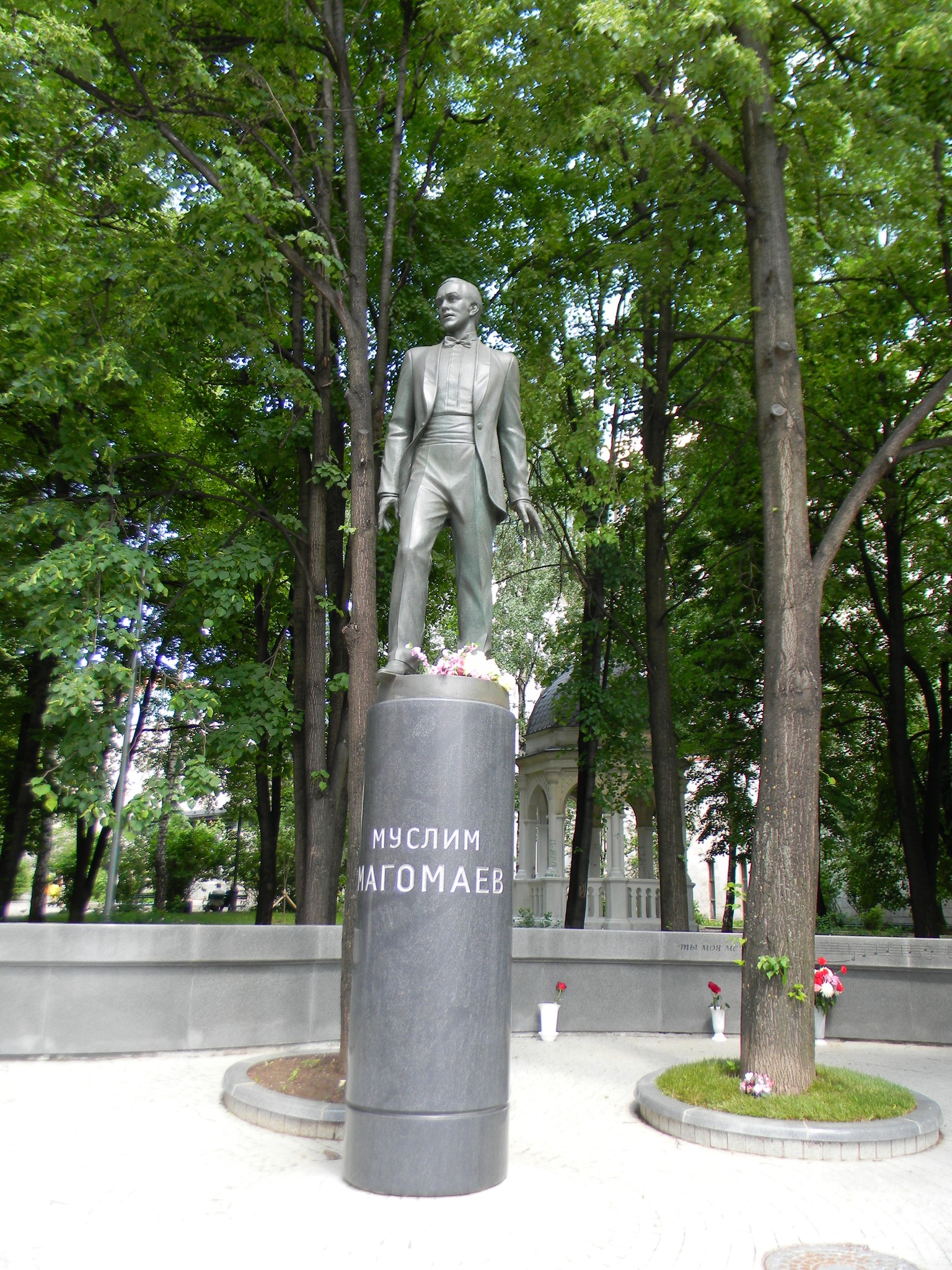 Памятник Муслиму Магомаеву