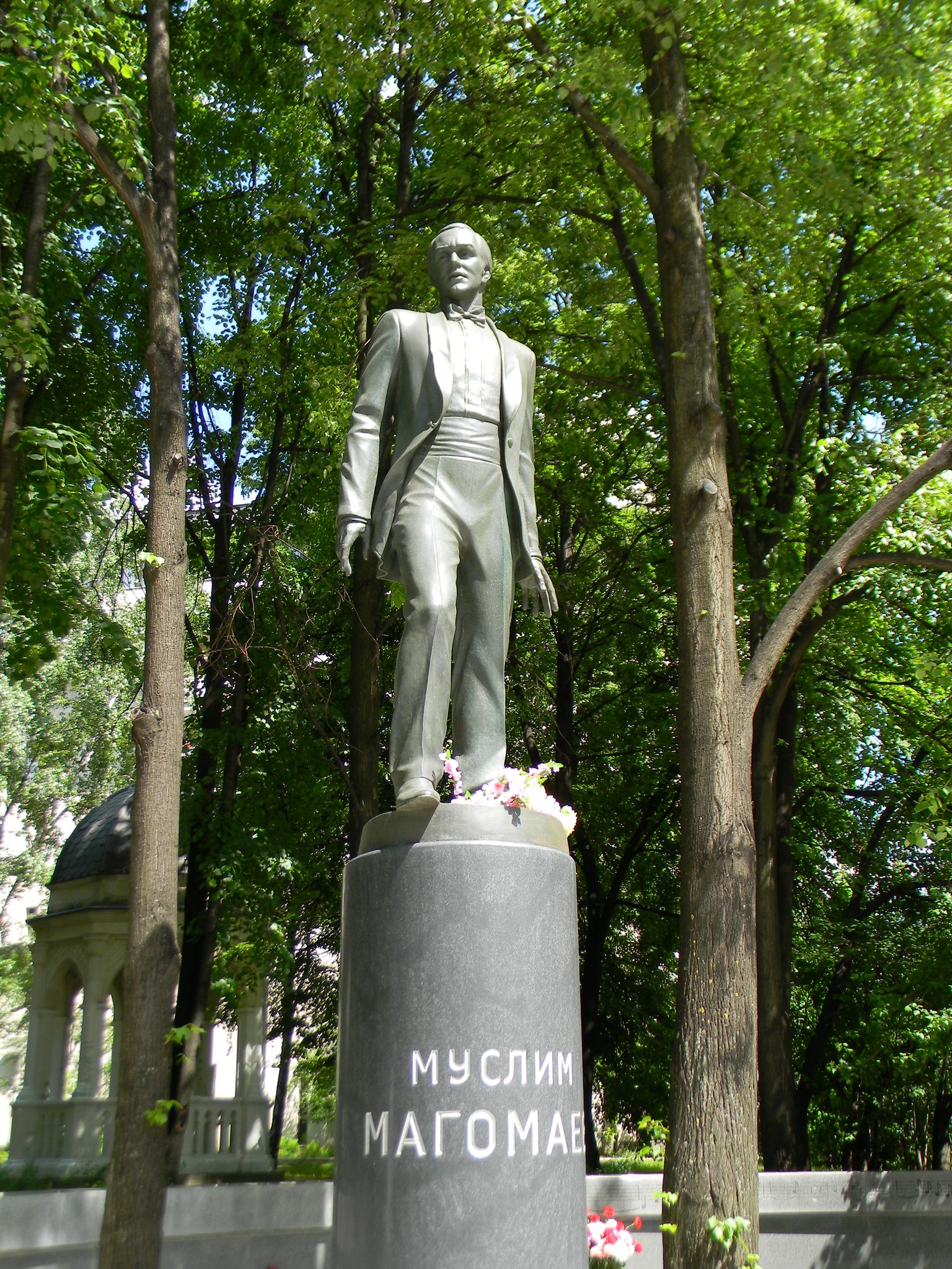 Памятник Муслиму Магомаеву