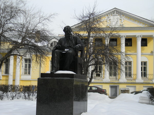 Памятник Льву Николаевичу Толстому