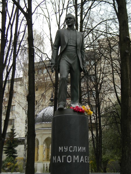 Памятник Муслиму Магомаеву