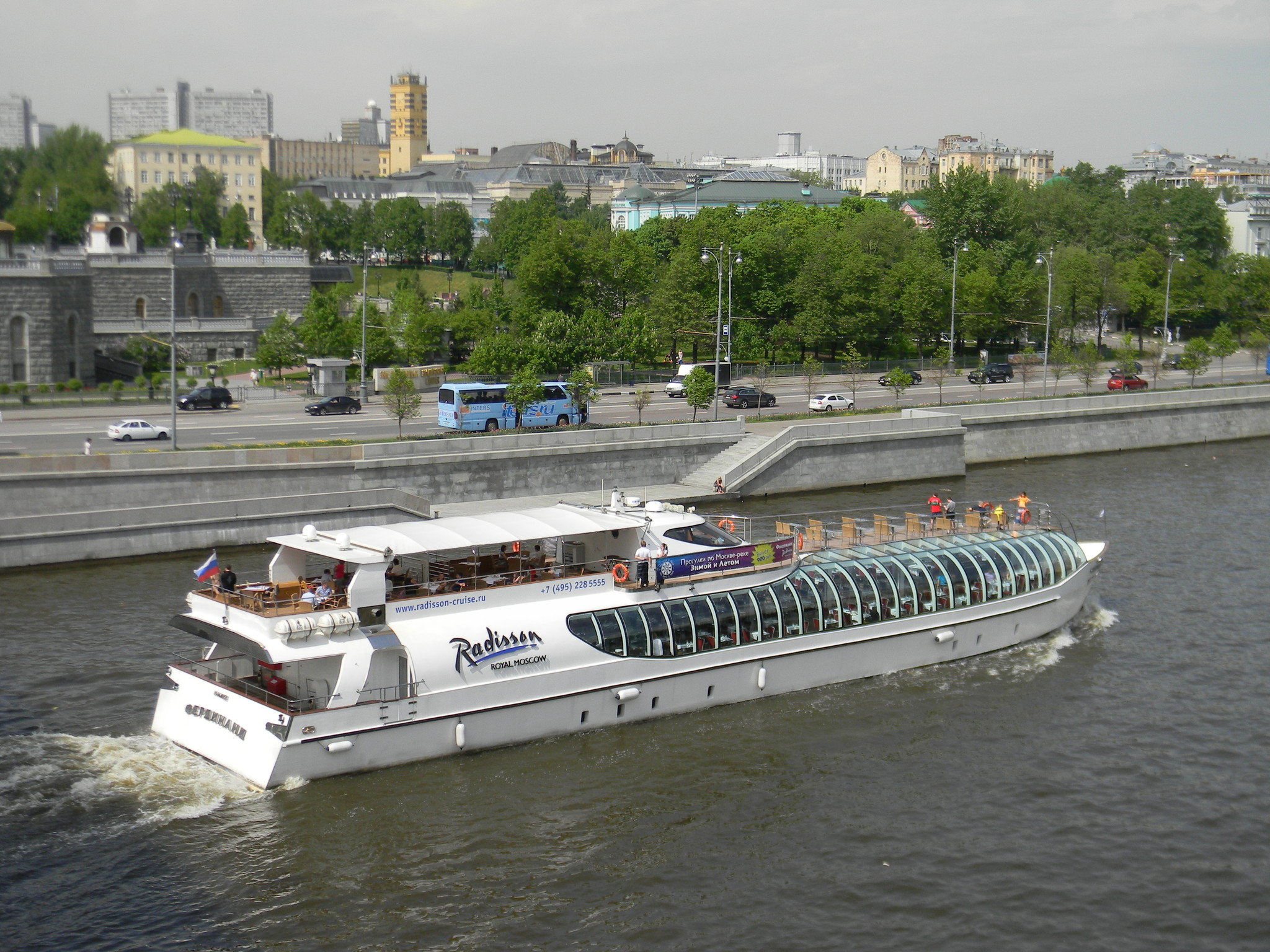 Белоснежная яхта