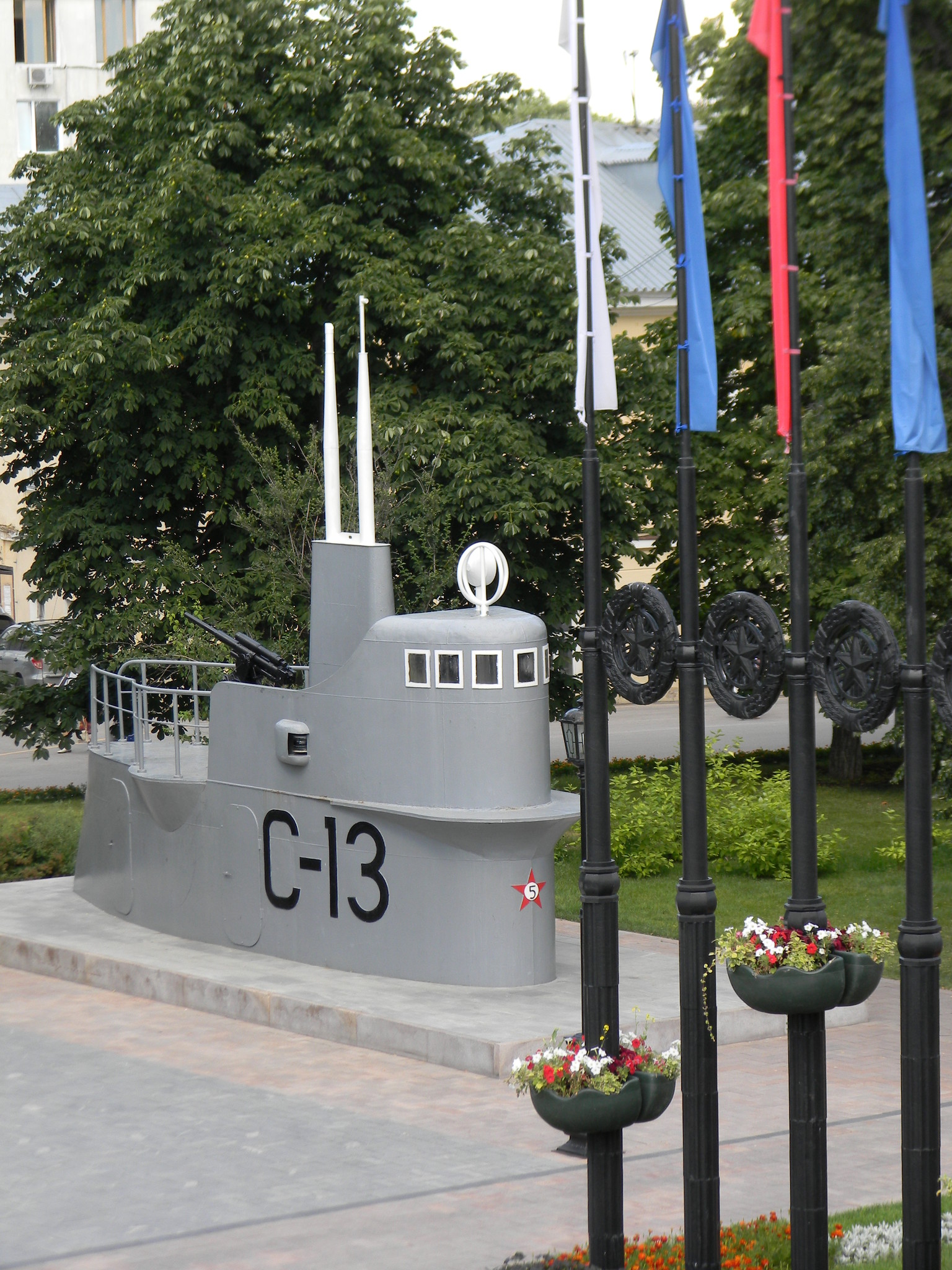 Копия рубки подводной лодки С 13, установленная в Нижегородском кремле в 2000 году