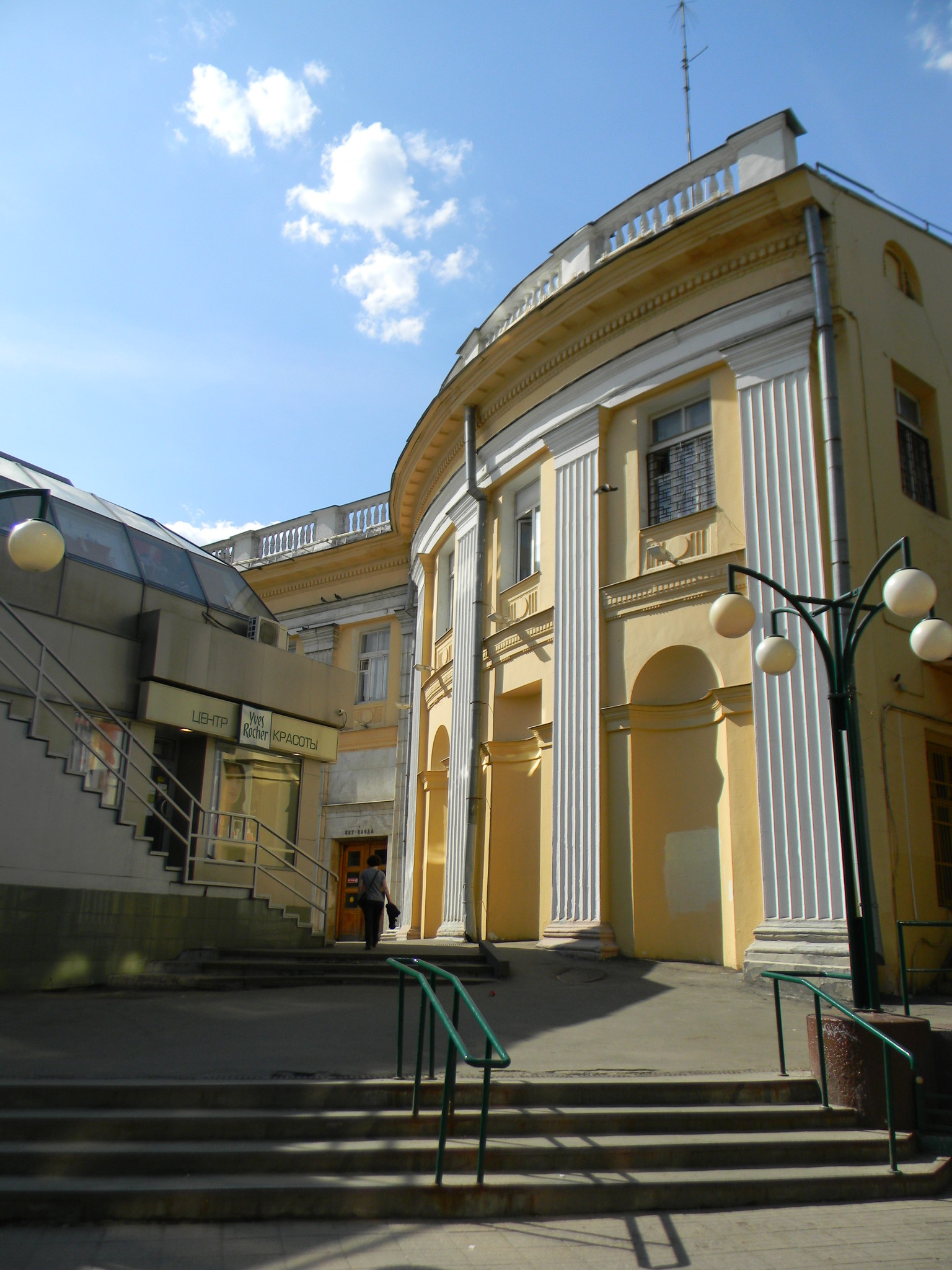 Станция метро «Новослободская»