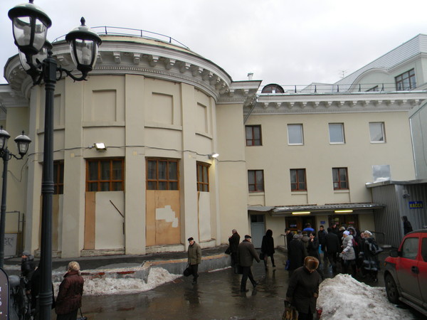 В вестибюле станции метро
