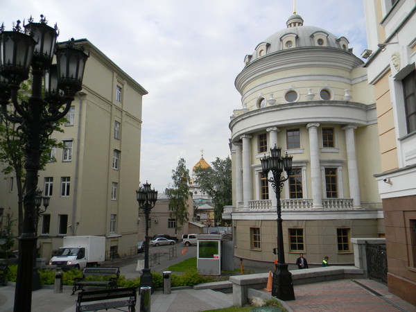 У галереи А.М. Шилова