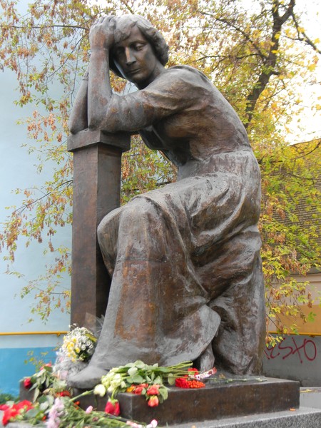 Памятник Марине Цветаевой в Борисоглебском переулке