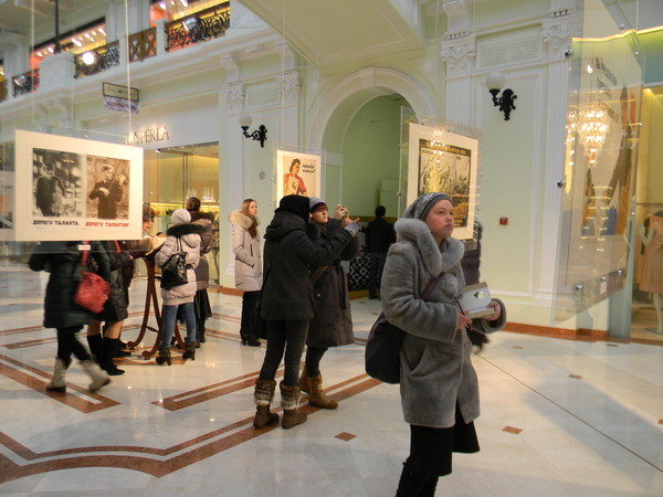 Выставка советских плакатов в Петровском пассаже