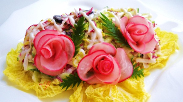 Украшение салата розами из редиса.