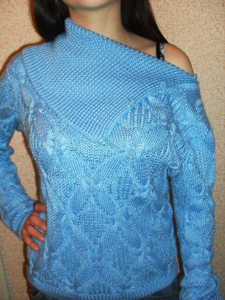 голубой свитер 