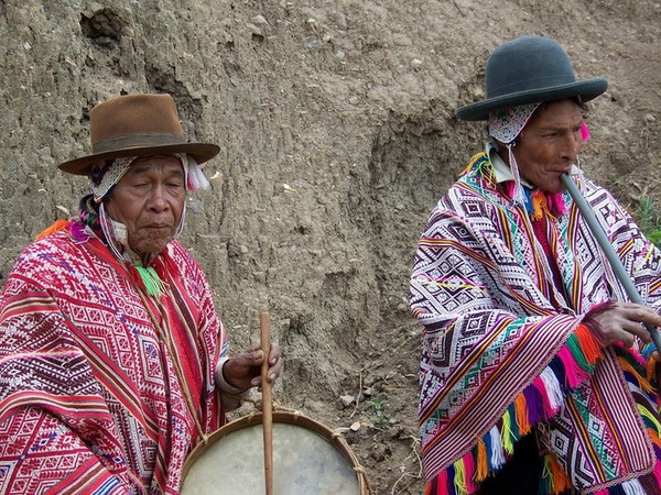 Кечуа надел на шею лучший талисман. 