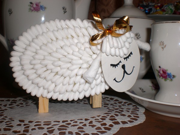 Делаем с детьми красивую объемную овечку из ватных дисков
