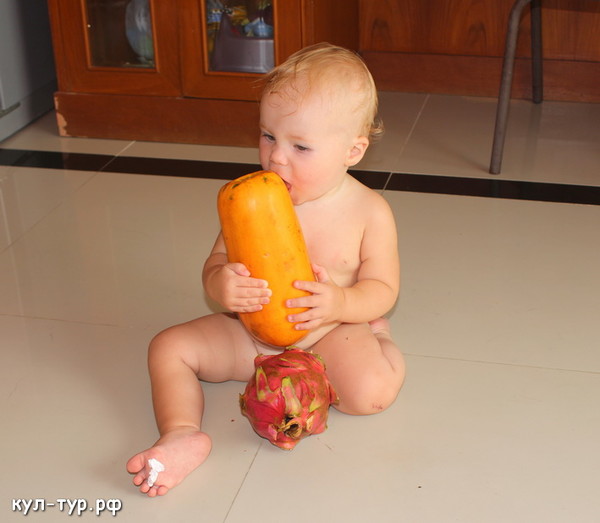 ребёнок с фруктами