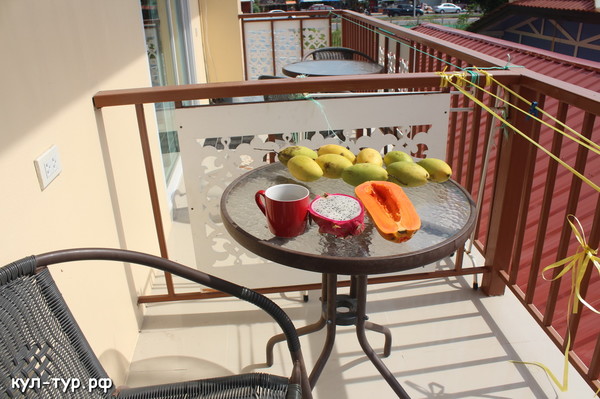 обед фруктами на балконе