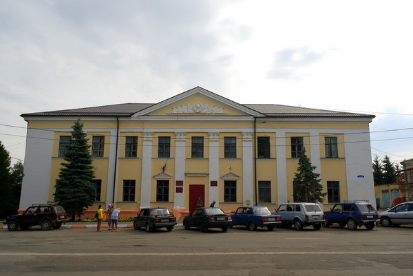 старое здание в городе Сухиничи