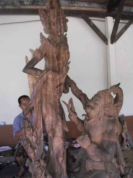 статуэтка из дерева