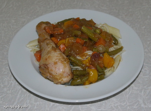 Курица с овощами в соусе карри .
