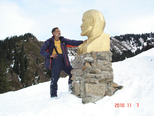 Фото Вот где встретились "Я и Ленин" высота 2365м.