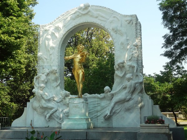 памятник Королю вальса И. Штраусу-сыну в Городском саду