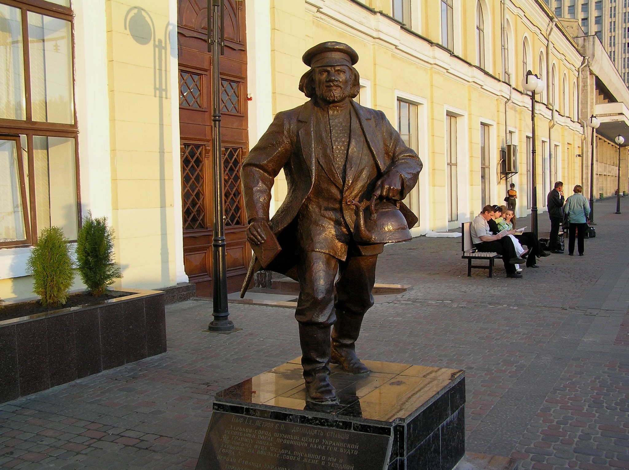 Памятник Ильфу и Петрову в Москве