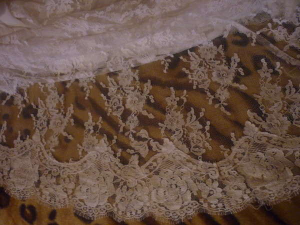 Свадебное платье рваное. Ремонт рваных дыр на кружевном свадебном платье