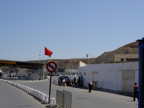 Сеута, испанская Африка. Марокко -граница на замке.Июнь 2008