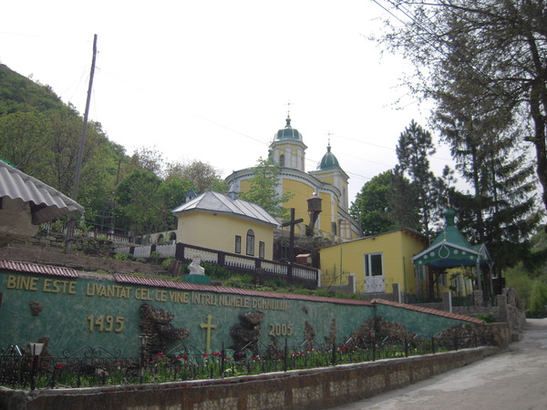 Автопутешествие в Молдавию + Украина: скальные монастыри, винзаводы, музеи, рыбалка - май 2010