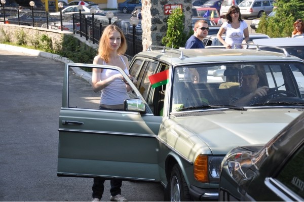 Girls WITH w123 Photos Page 46 Benzworldorg MercedesBenz Discussion 