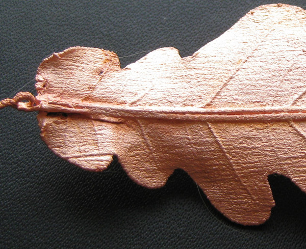 лист дуба покрыт медью фрагмент