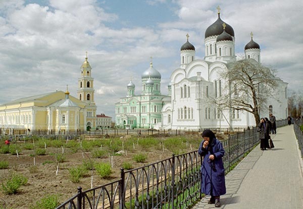 Канавка в Дивеево в 2000