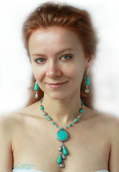 бусы с бирюзой и гаулитом