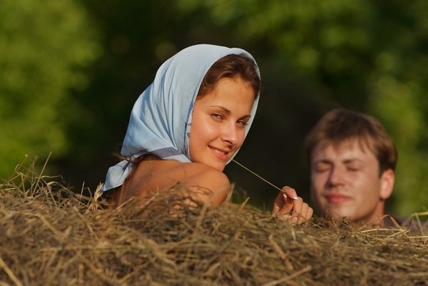 Пастор и его прихожанка в сельской униформе занимаются сексом на сеновале