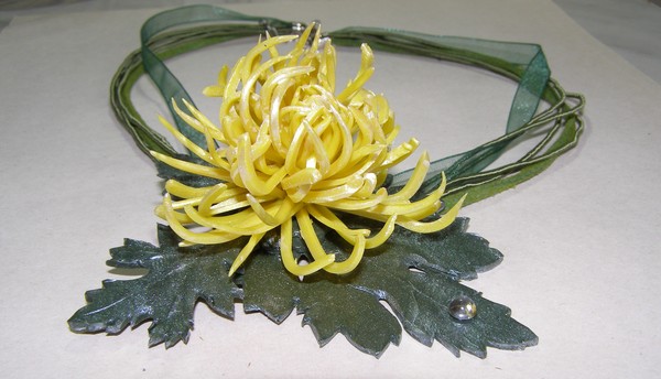 Изделия - украшения с листьями, хризантемы