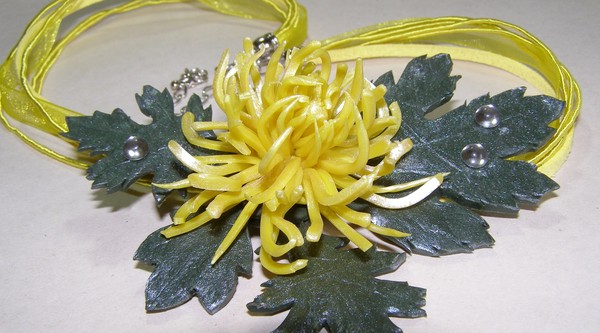 Изделия - украшения с листьями, хризантемы